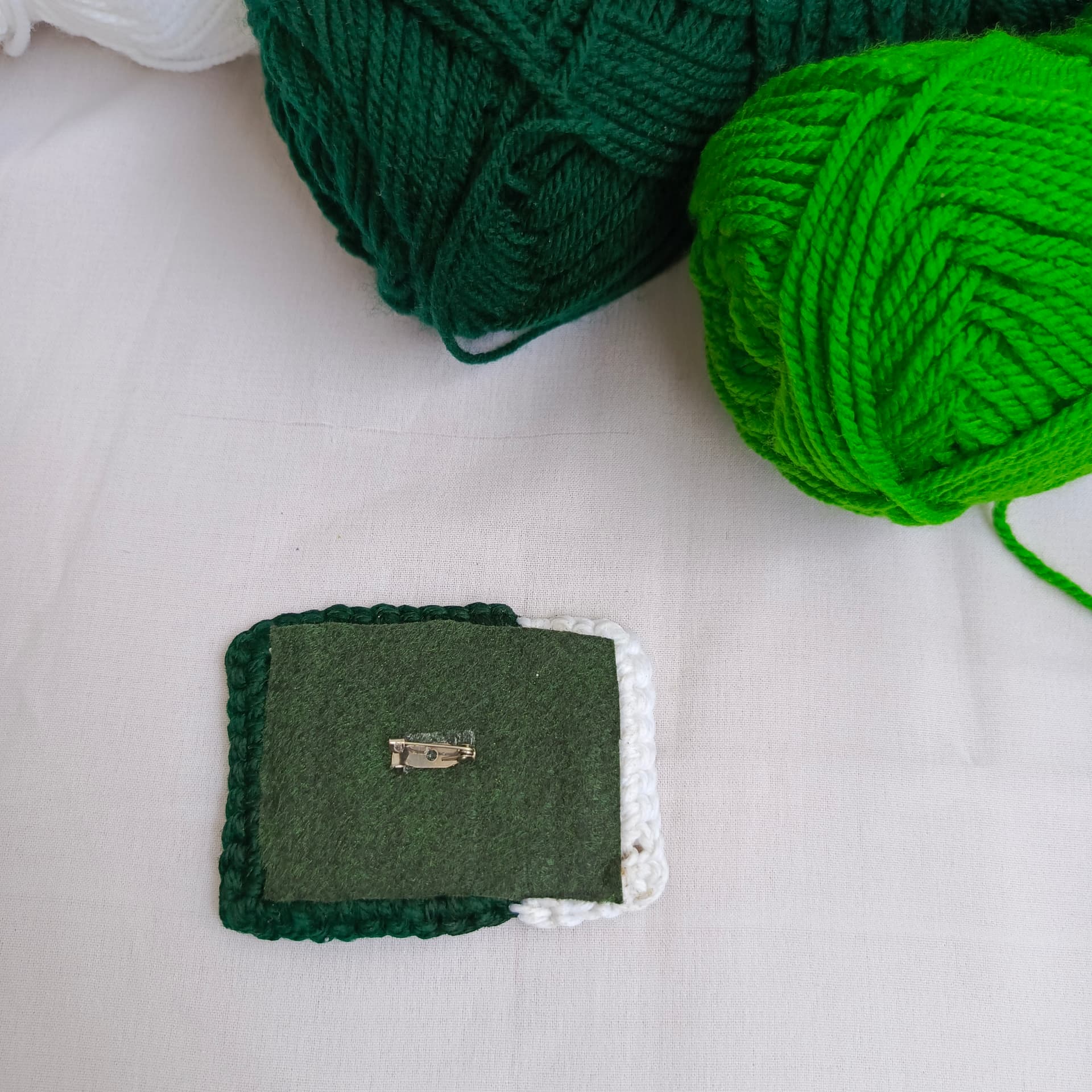 Pakistan Flag Badge 🇵🇰 alternate view