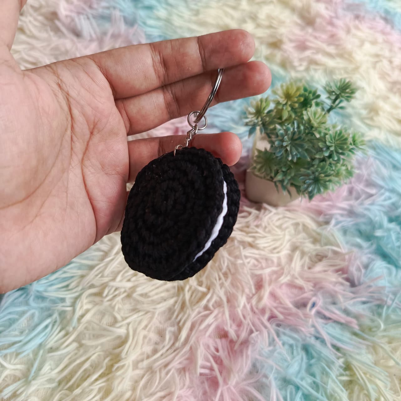 Oreo Keychain 🖤 alternate view