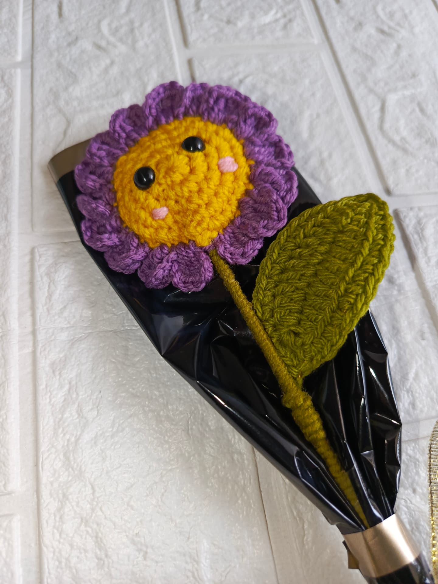 Smiley Daisy Flower alternate view