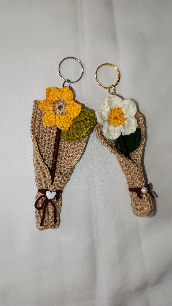 Mini Flower Bouquet Keychain 💐 alternate view